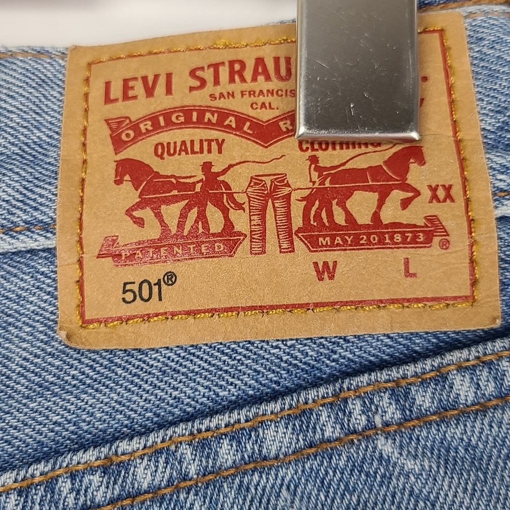 Levi's Women's distressed blue cut-off high-rise button-fly jean shorts, Sz 28 - Picture 7 of 10